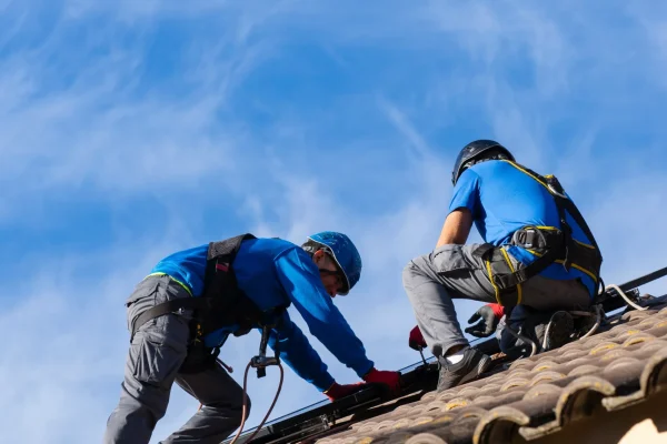 solar-panel-installers-working-on-the-roof-of-a-ho-2026-01-06-10-52-52-utc